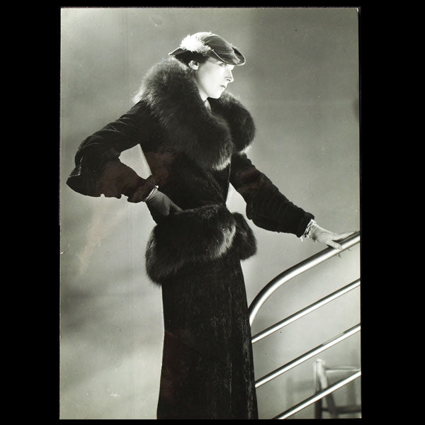 Taileur Blue Fox de Lucien Lelong, chapeau de Suzy, photographie d'époque du studio Deutsch (circa 1935)