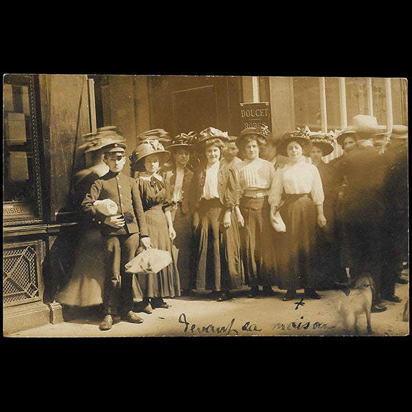 Doucet - Employées posant devant la maison de couture, 21 rue de la Paix à Paris (circa 1910)
