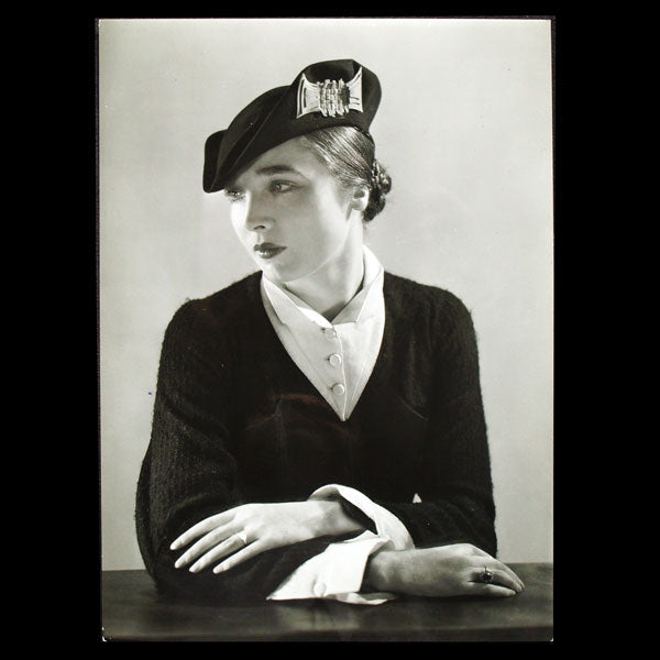 Robe Bouclette de Lucien Lelong, chapeau de Suzy, photographie d'époque du studio Deutsch (circa 1935)