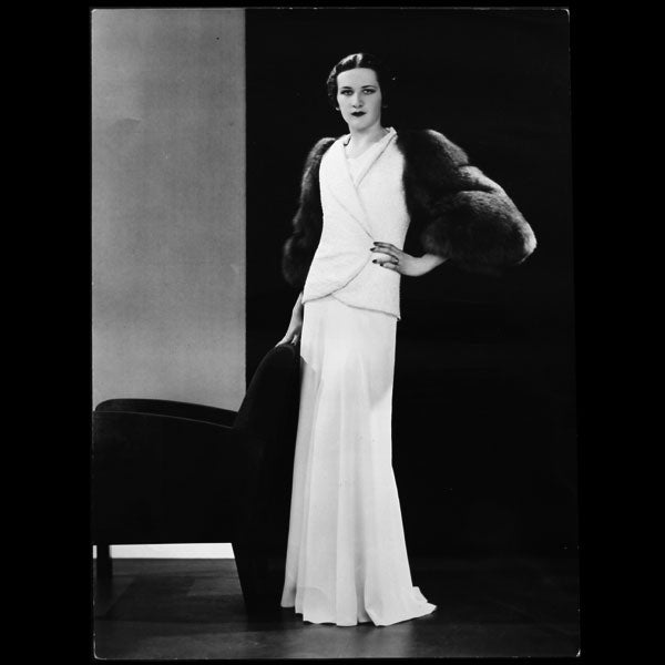 Modèle Minuit, robe du soir de Lucien Lelong, photographie d'époque de Dorvyne (circa 1935)