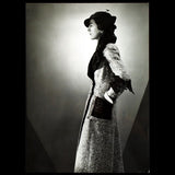 Redingote Minouche de Lucien Lelong, chapeau de Suzy, photographie d'époque du studio Luigi Diaz (circa 1935)
