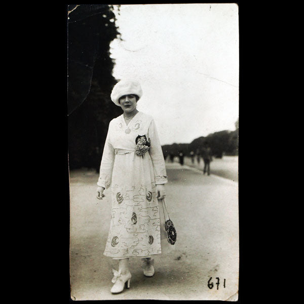 Une Femme Elégante au Bois, la Mode au Bois, photographie des Frères Seeberger (circa 1920)
