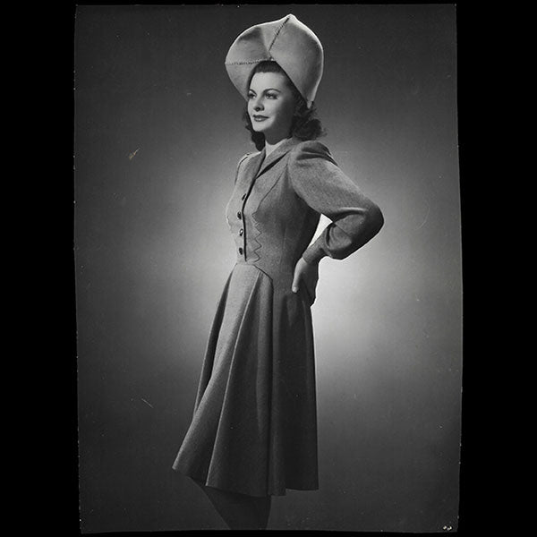 Jean Patou - Robe portée par la mannequin Maggy Sarragne (circa 1946)