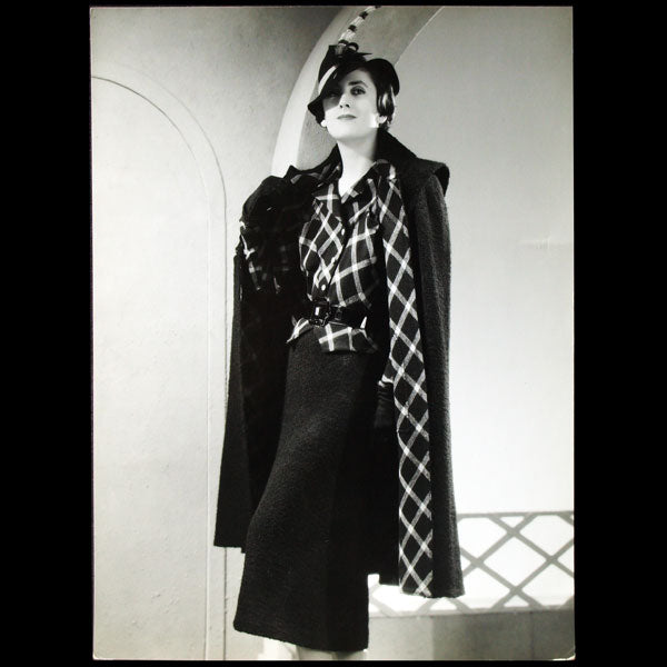 Ensemble Sport de Lucien Lelong, chapeau de Louise Bourbon photographie d'époque du studio Dorvyne (circa 1935)
