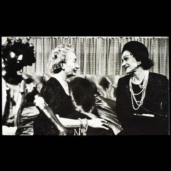 Carmel Snow et Gabrielle Chanel en mars 1957, carte à jouer de Life Magazine (1985)