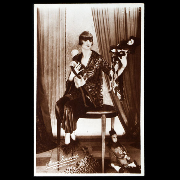 Pierre Imans - carte publicitaire d'un mannequin d'une jeune femme aux poupées (circa 1929)