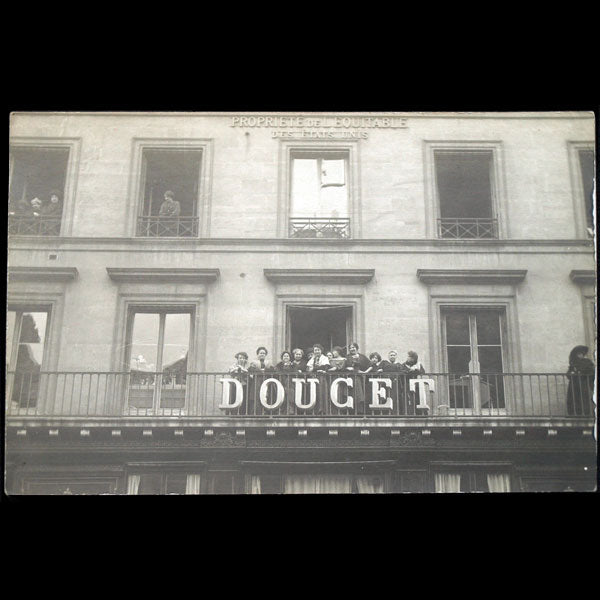 Doucet - Personnel de la maison Jacques Doucet au balcon de la maison 21 rue de la Paix à Paris (1910)