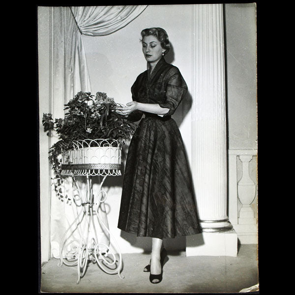 Modèle Libellule, robe d'organza noir de Carven, photographie de presse (1953)