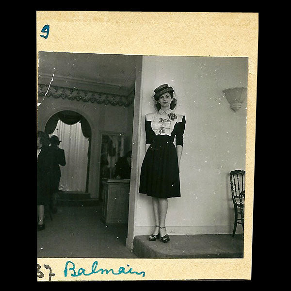 Balmain - Essayage chez Balmain, photographie du studio Jean Prevel (1946)