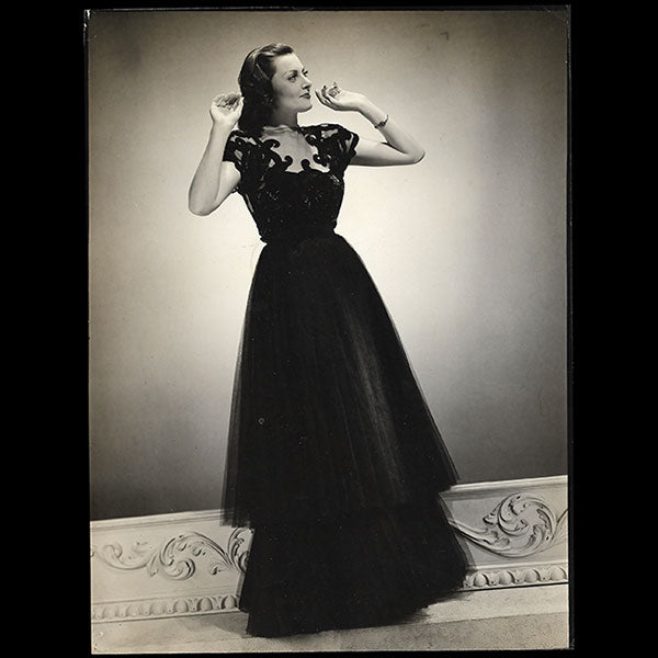Jean Patou - robe du soir portée par la mannequin Maggy Sarragne (circa 1946)