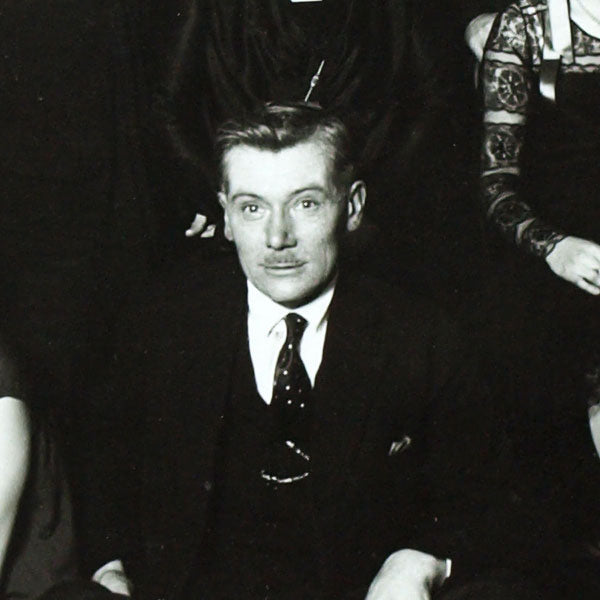Lucien Lelong entouré de ses catherinettes (1920's)