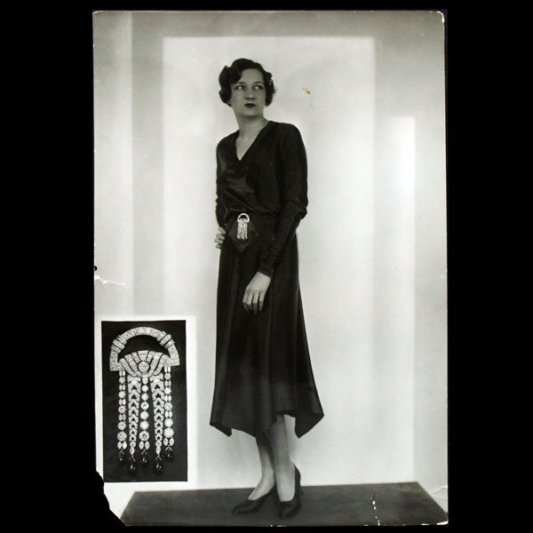 Jean Patou - Robe de satin de Patou, bijou de Van Cleef & Arpels, tirage d'époque de Luigi Diaz (1930)
