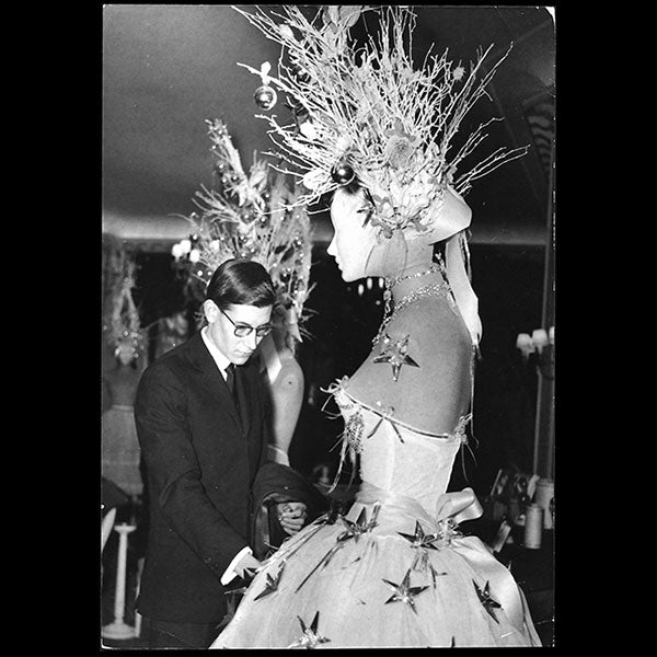 Yves Saint-Laurent préparant les mannequins de noël de la maison Dior (1957)