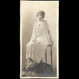 Lanvin - Jane Renouardt en robe de mousseline brodée, photographie de Reutlinger pour la couverture de la revue Les Modes (1917)