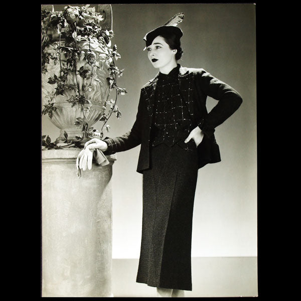 Tailleur Gamin de lainage bleu de Lucien Lelong, chapeau de Suzy, photographie d'époque du studio Dorvyne (circa 1935)