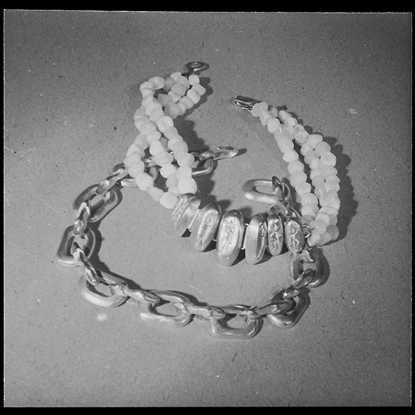 Line Vautrin - Deux colliers dont La Danse sur le volcan, photographie de Crespi (1947)