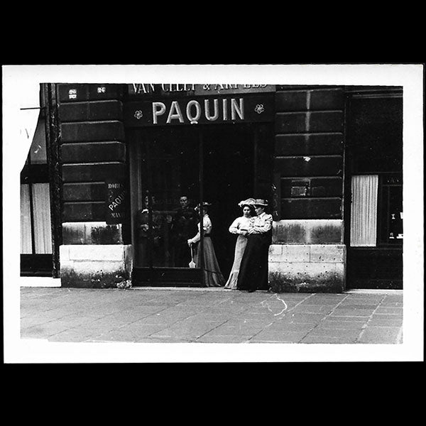 Paquin & Van Cleef & Arpels - Façade du 24 place Vendôme à Paris vers 1914, tirage postérieur (circa 1930-1940)