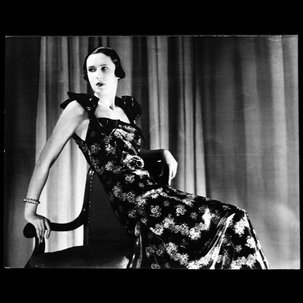Modèle Multiflore, robe du soir de Lucien Lelong, photographie d'époque du studio Deutsch (1934)