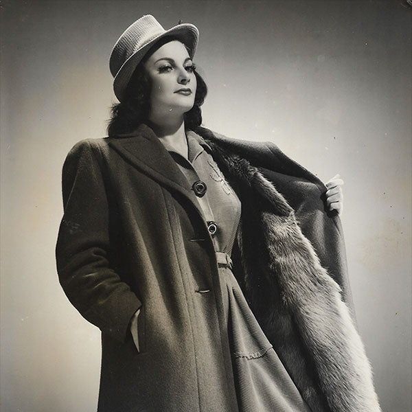Jean Patou - ensemble porté par la mannequin Maggy Sarragne (circa 1946)