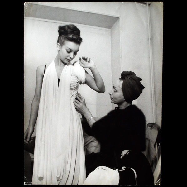Madame Gres draping fabric on a model (circa 1945)