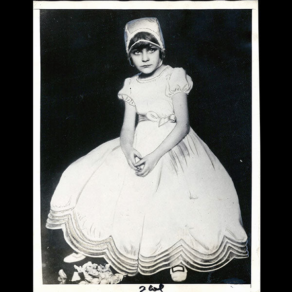 Worth - Jacqueline Lemoine, arrière petite-fille du couturier Charles Frederick Worth en habit de bal (1926)