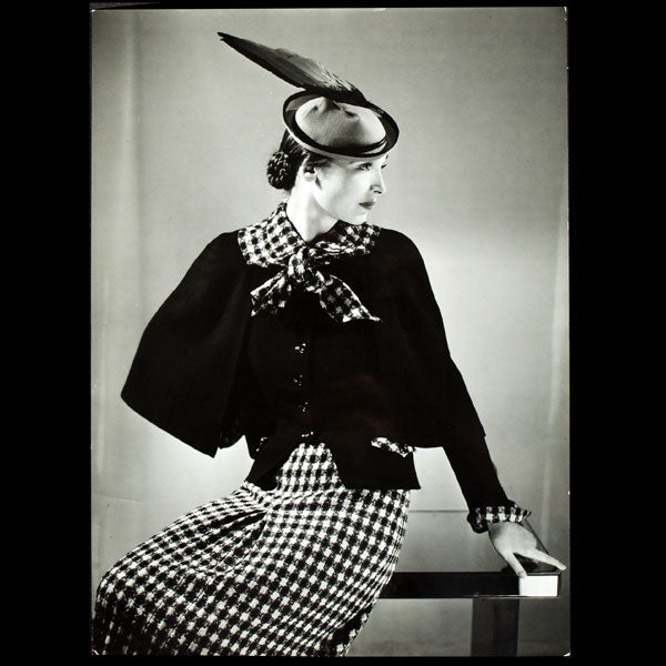 Ensemble Ecossais de Lucien Lelong, chapeau de Suzanne Talbot, photographie d'époque du studio Deutsch (circa 1935)