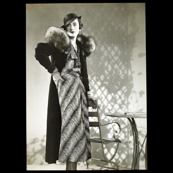Ensemble Bagatelle de Lucien Lelong, chapeau de Maria Guy, photographie d'époque du studio Dorvyne (circa 1935)