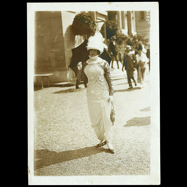 Elégante au grand prix de Longchamps, la Mode aux courses, photographie de M. Branger (circa 1910)