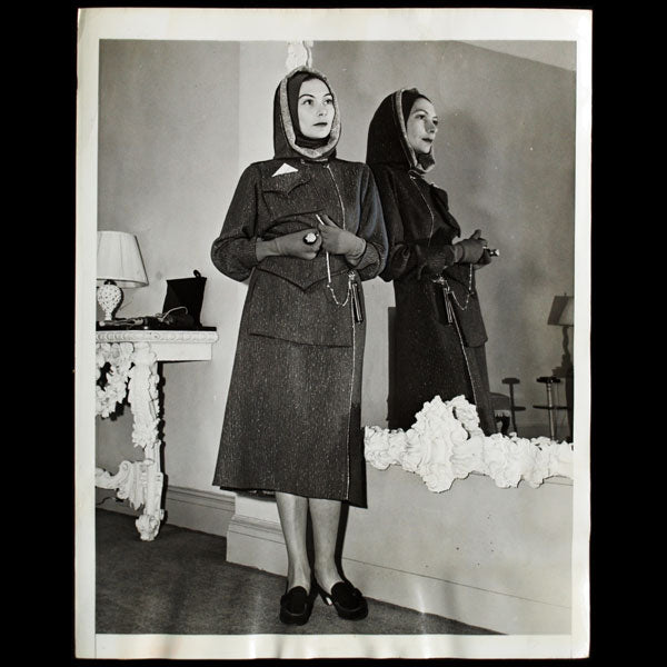 Portrait de la couturière américaine Valentina portant le modèle Bashlyk en 1942