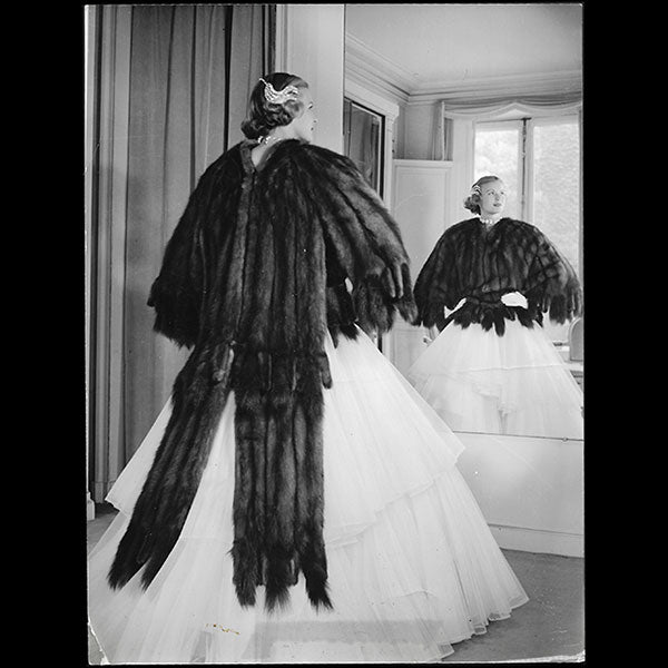 Maggy Rouff - robe du soir et cape de fourrure, tirage d'époque d'A. Scarnati (1950)