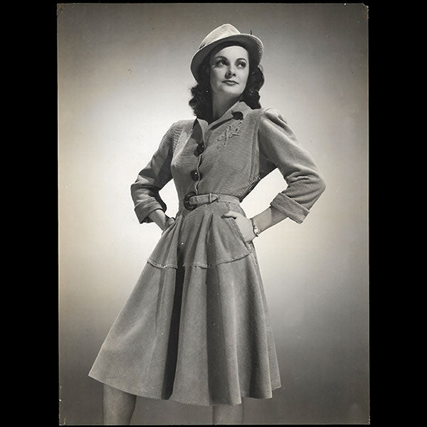 Jean Patou - ensemble porté par la mannequin Maggy Sarragne (circa 1946)