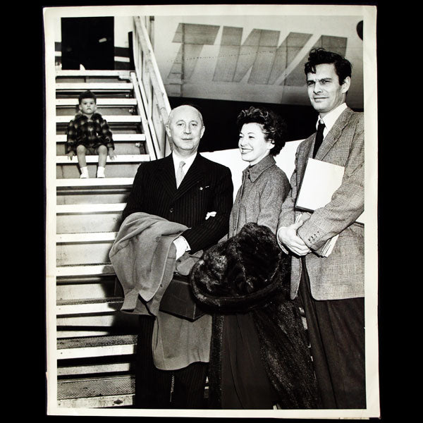 Christian Dior et l'acteur Louis Jourdan et sa famille à New-York (circa 1950)