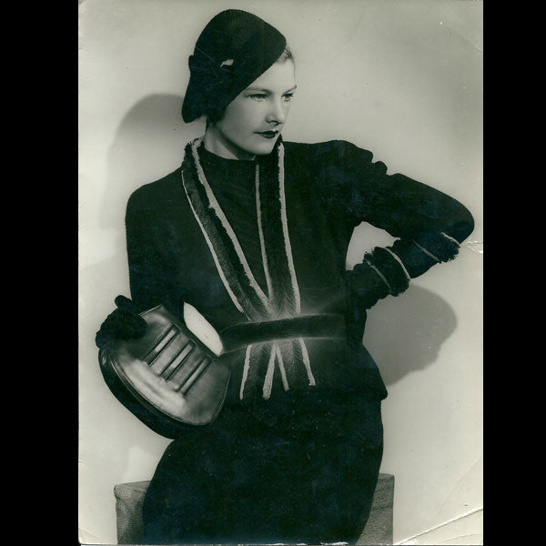 Elsa Schiaparelli - Tailleur de lainage bleu garni de chenille (1933)