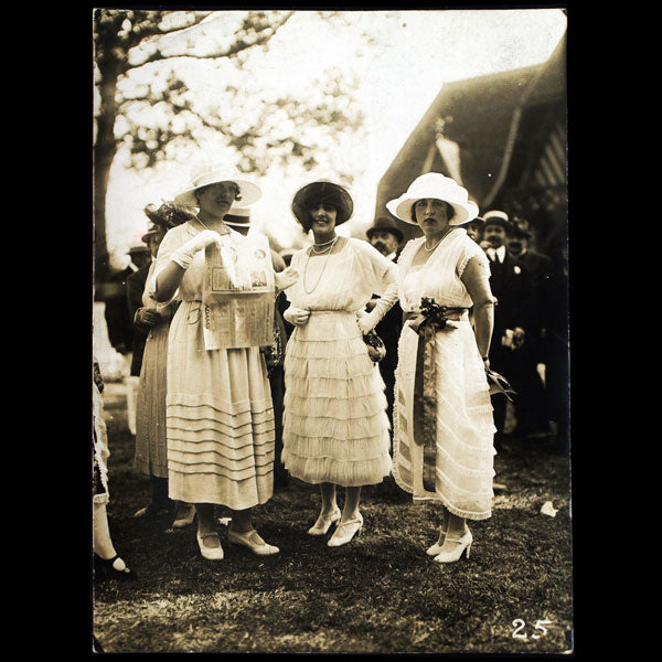 Trois Elégantes, la Mode aux courses, photographie des Frères Seeberger (circa 1920)
