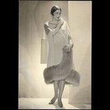 Lucien Lelong - Cape d'après-midi garnie de renard, tirage d'époque de Scaioni (1927)