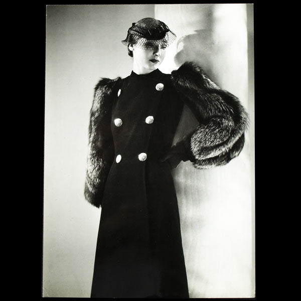 Manteau de Lucien Lelong, photographie d'époque du studio Deutsch (circa 1935)