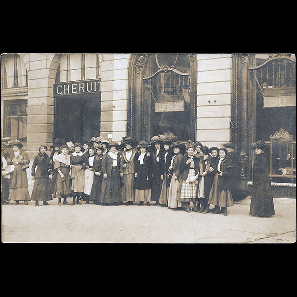 Chéruit - Employées de la maison Chéruit ou Hellstern & sons, place Vendôme à Paris (circa 1907-1910)