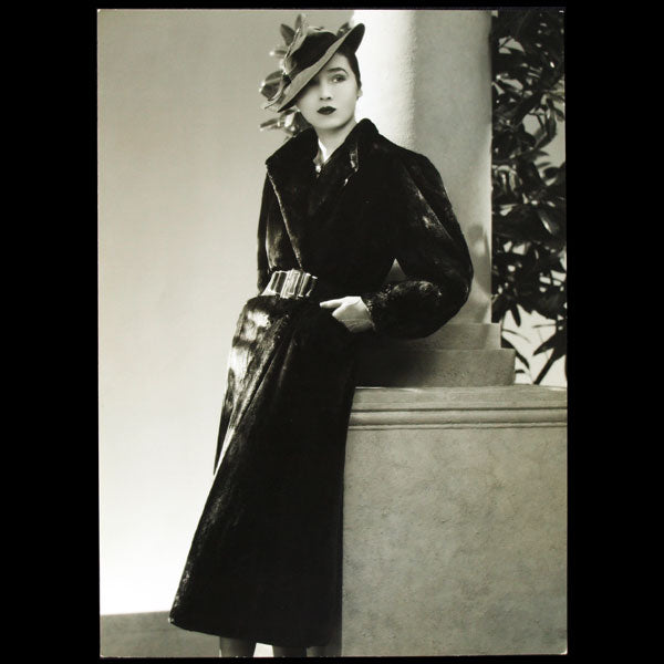 Manteau Oural de Lucien Lelong, chapeau de Suzy, photographie d'époque du studio Dorvyne (circa 1935)
