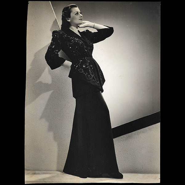 Jean Patou - veste brodée portée par la mannequin Maggy Sarragne (circa 1946)