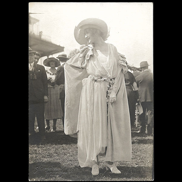 Frères Seeberger - La Mode aux courses, photographie d'une élégante (circa 1920)