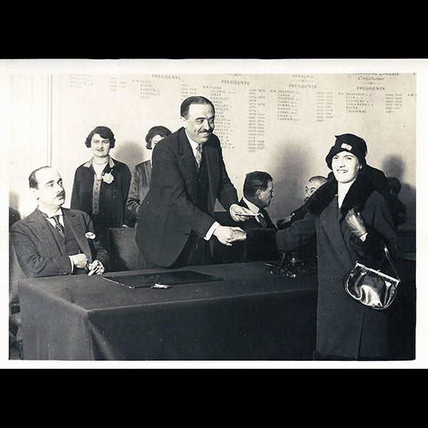Worth décorant la première couturière de France (circa 1927)