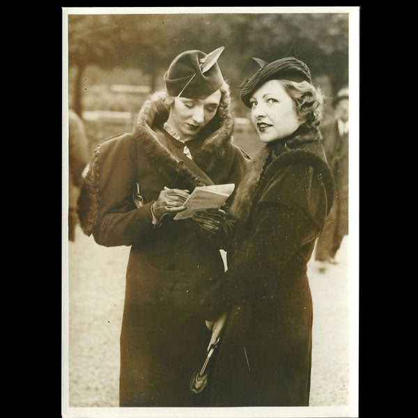 Deux Femmes Elégantes, la mode à Longchamp, photographie de l'agence Meurisse (circa 1935)