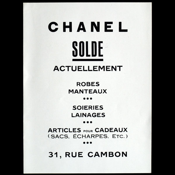 Annonce des soldes de la maison Chanel, 31 rue Cambon, robes, manteaux, soieries, lainages, article pour cadeaux (circa 1935)