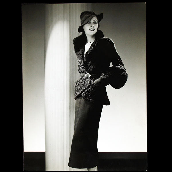 Tailleur Aladin de Lucien Lelong, chapeau de Maria Guy, photographie d'époque du studio Dorvyne (circa 1935)