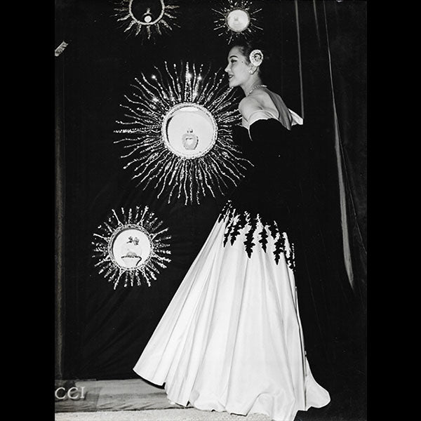Nina Ricci - Robe du soir devant une installation de parfums, tirage d'époque de Muret-Berhaut (1951)