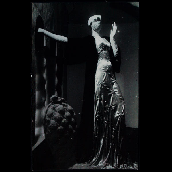 Nina Ricci, Le Pavillon de l'Elégance à l'Exposition de 1937, carte photographique d'Otto Wols