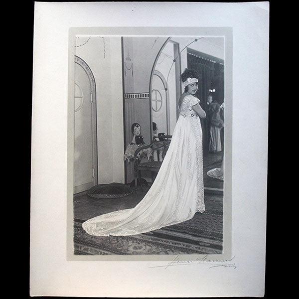 Mistinguett essayant une robe d'Alice Bernard pour Madame sans Gêne, photographie de Henri Manuel (1921)