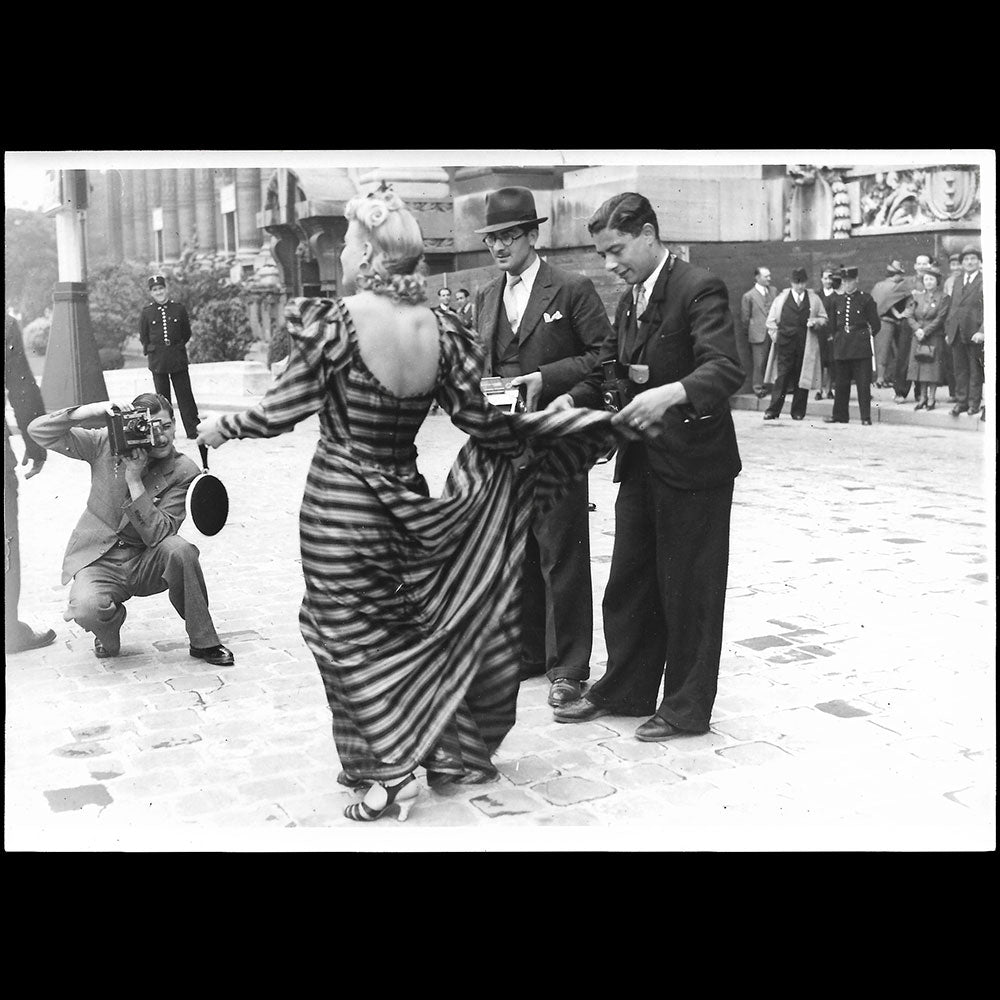 Mannequin au Grand Prix de l'Elégance au Grand Palais, juillet 1939