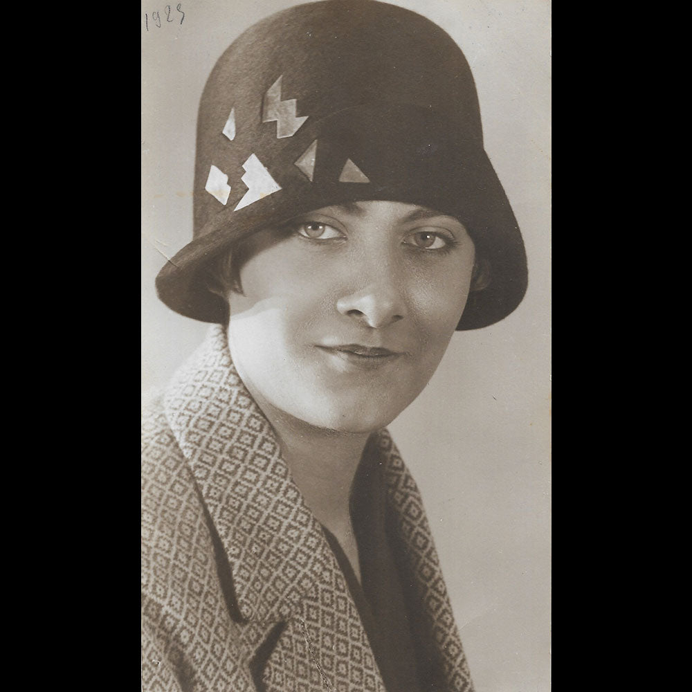 Agnès - Chapeau cloche, tirage de Rahma (1925)