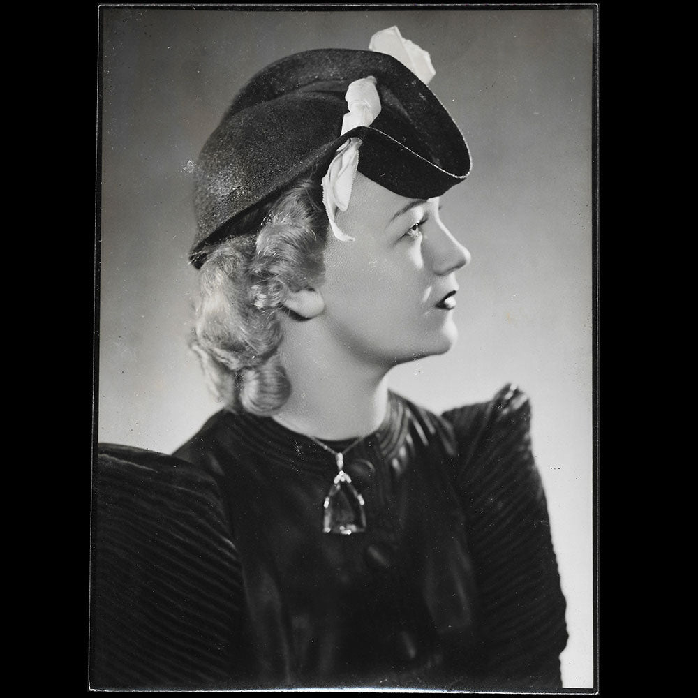Agnès - Chapeau porté par Miss Paris 1935, tirage d'Isabey